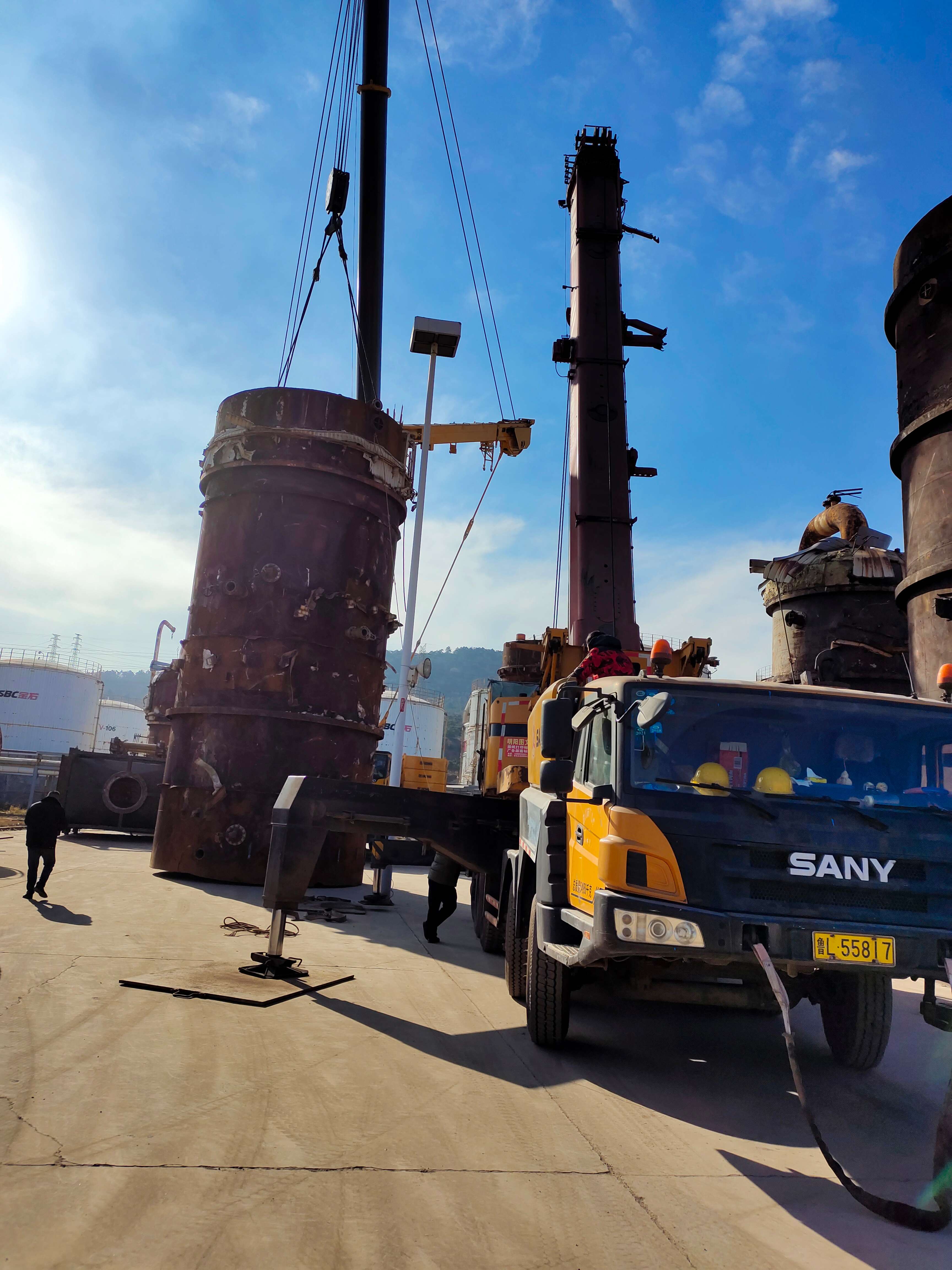 冷凝器，初餾塔，減壓塔，油泵。合成塔