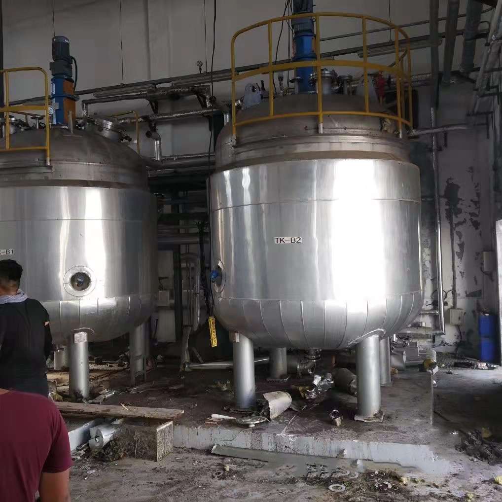 河北化工廠處理數(shù)臺30噸不銹鋼反應釜搪瓷反應釜