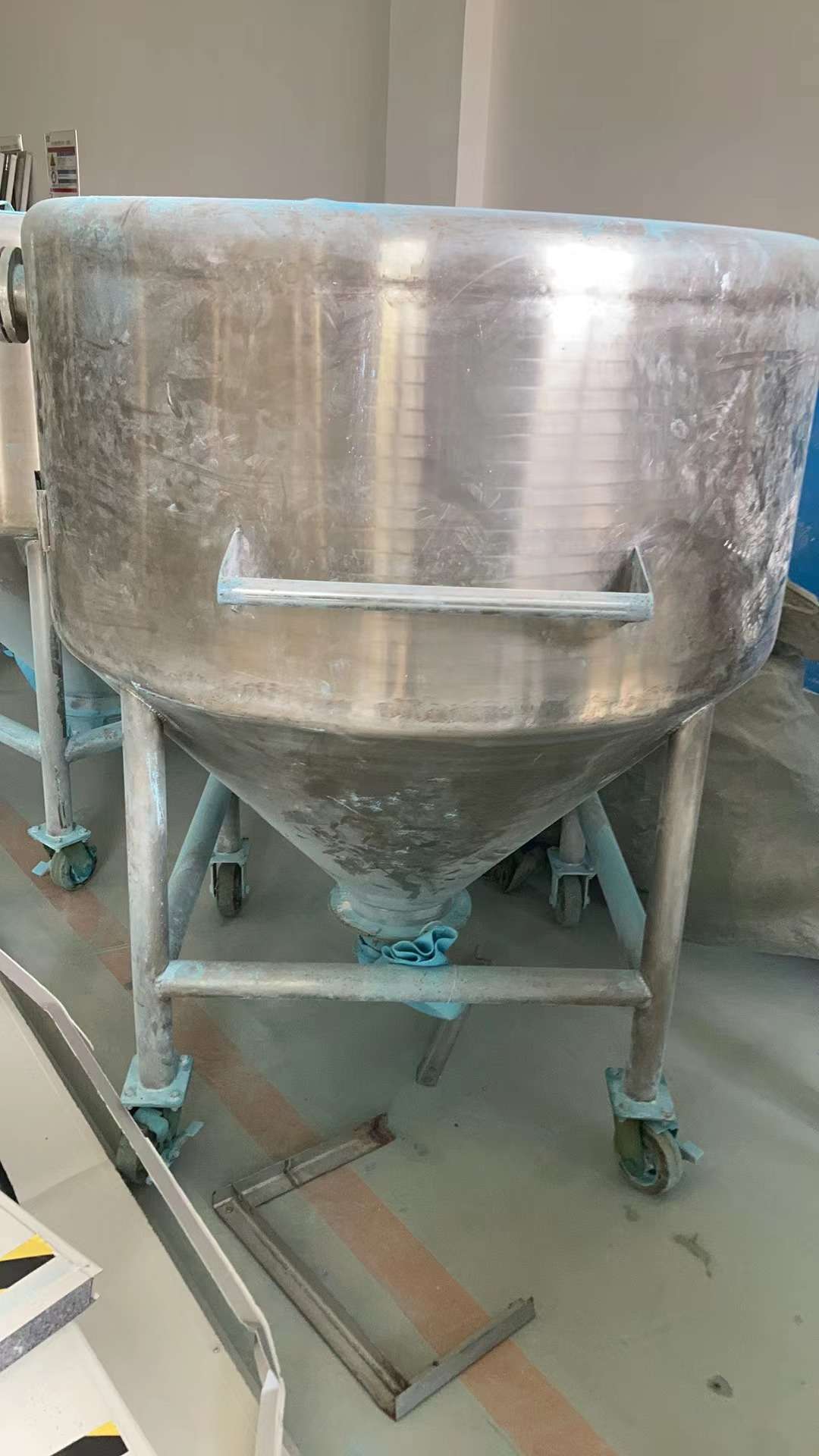 氣流粉碎設(shè)備  儲(chǔ)料倉(cāng)、振動(dòng)流化床、旋風(fēng)除塵器設(shè)備銷售