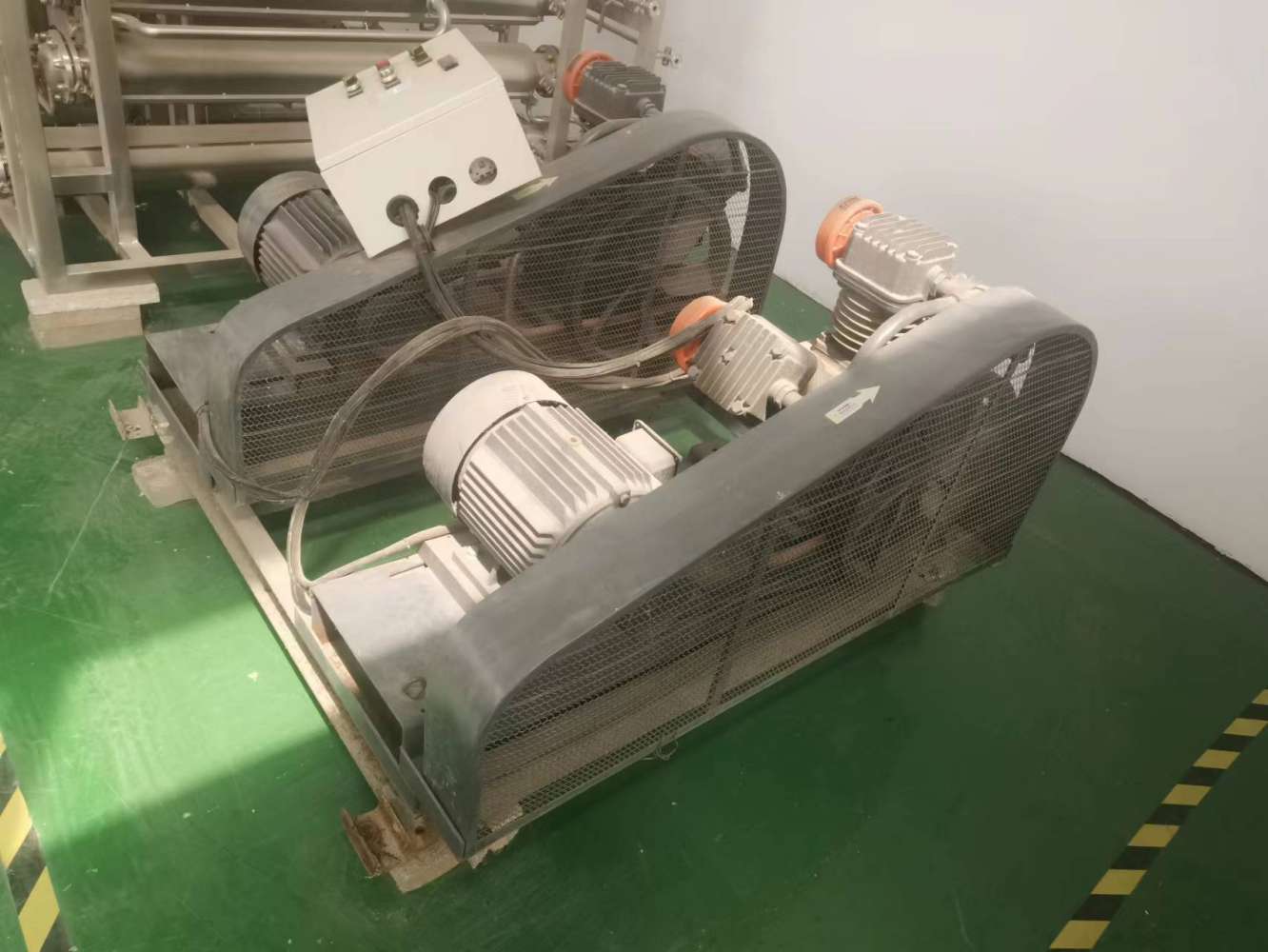 潔凈空調、電蒸餾水機、不銹鋼儲罐、PP罐、空壓機、干熱滅菌柜、滅菌柜、蒸汽發生器、氨氣壓縮機等