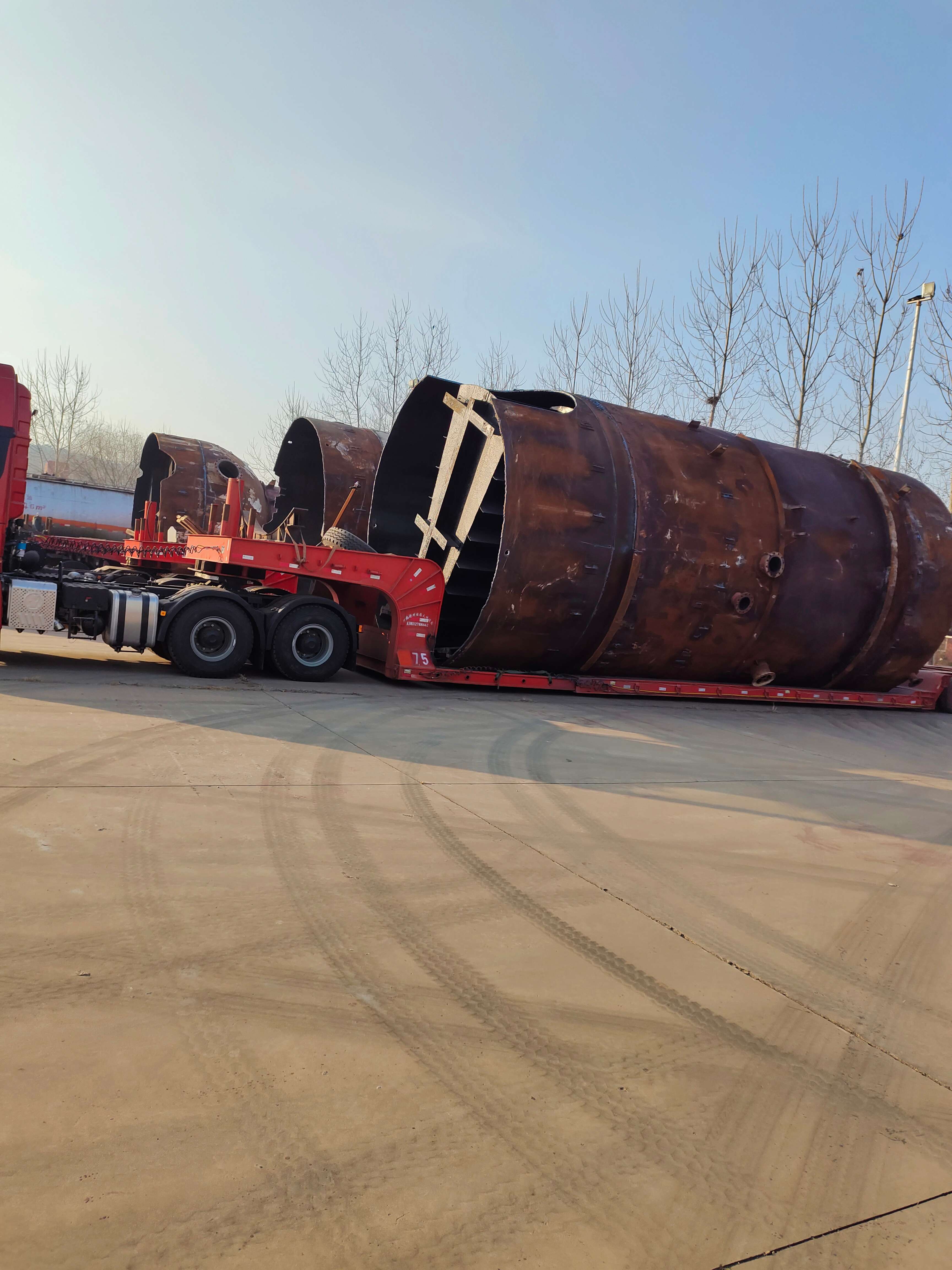 冷凝器，初餾塔，減壓塔，油泵。合成塔